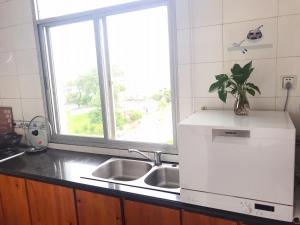 Kuchyň nebo kuchyňský kout v ubytování Taining Happy Stone Duplex Apartment