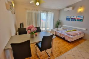 Postel nebo postele na pokoji v ubytování Apartments Trešnja