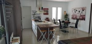 a kitchen with a counter and a table with chairs at Bahía 66 in Empuriabrava