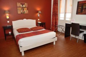 1 dormitorio con 1 cama blanca y paredes rojas en EtC...Hôtel - Strasbourg Hyper Centre, en Estrasburgo
