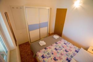 Postel nebo postele na pokoji v ubytování Apartments Trešnja
