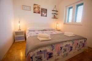 Postel nebo postele na pokoji v ubytování Apartments Trešnja