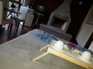 Villa Valentina chalés com lareira e churrasqueira的休息区