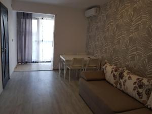 a living room with a couch and a table at Apart 2camere Complex Alfa&Beta Saturn in Saturn