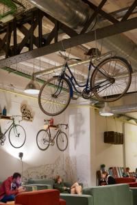 バルセロナにあるベッド アンド バイク バルセロナの自転車が部屋の天井から吊り下げられている