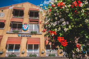 un edificio con un cartel en el costado en Queen Hotel en Eindhoven