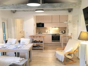 a kitchen and living room with a table and chairs at Ferienhaus Strandgut mit Outdoor Whirlpool und Garten in Petershagen