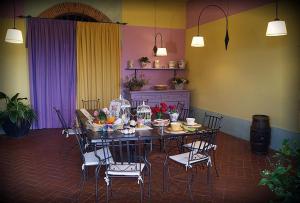 ห้องอาหารหรือที่รับประทานอาหารของ Bilocale Agriturismo