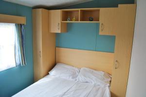 Katil atau katil-katil dalam bilik di BM Summerbay Cottage