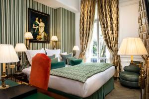 um quarto de hotel com uma cama e uma janela em Relais Christine em Paris