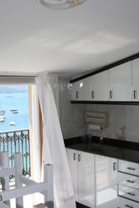 Kuchyňa alebo kuchynka v ubytovaní Apartmentos Vistamar Galicia Raxó