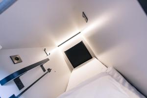 a room with a tv on the wall at CoDE Pod – The CoURT - Edinburgh in Edinburgh