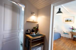 eine Tür, die zu einem Zimmer mit einem Schlafzimmer führt in der Unterkunft La Venelle de Jéricho in La Rochelle