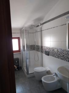 La salle de bains est pourvue d'une douche, de toilettes et d'un lavabo. dans l'établissement Casa Mar.e, à Grottammare