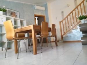 - une salle à manger avec une table et des chaises en bois dans l'établissement Casa Mar.e, à Grottammare