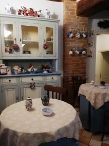 cocina con mesa y barra con mesa y sillas en B&B Alle Due Porte, en Siena