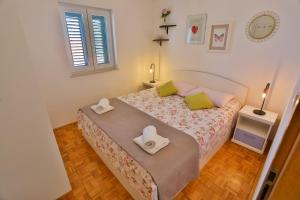 Postel nebo postele na pokoji v ubytování Apartments Trešnja