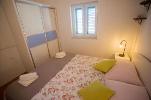 Postel nebo postele na pokoji v ubytování Apartments Trešnja