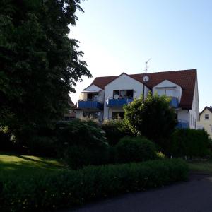 una casa con balcones azules en el lateral de ella en holydayhome FeWo Schwarz, en Eberstadt