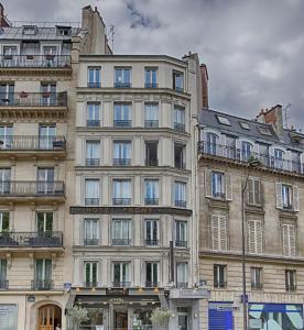 um grande edifício com janelas do lado em Hôtel Avama Prony em Paris