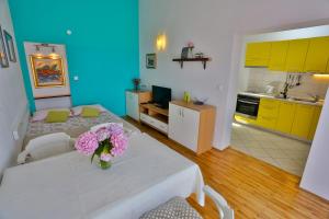 Kuchyň nebo kuchyňský kout v ubytování Apartments Trešnja