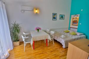 Postel nebo postele na pokoji v ubytování Apartments Trešnja