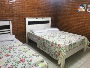A bed or beds in a room at Chalé encantador