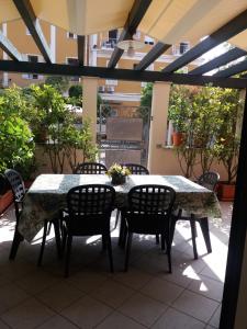 un tavolo e sedie seduti su un patio di Appartamento Versilia lungomare a Marina di Pietrasanta