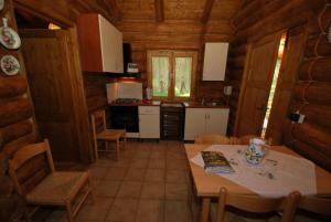 a kitchen with a table and chairs in a cabin at Chalet 4 Agriturismo in Tocco da Casauria