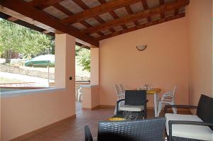 een patio met stoelen, een tafel en een raam bij Ciclamino in Apecchio