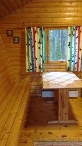 una stanza in una cabina con un tavolo di Lohirannan lomakylä a Sukeva
