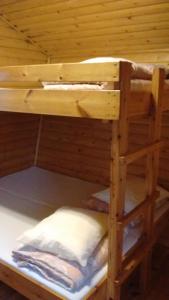 Poschodová posteľ alebo postele v izbe v ubytovaní Lohirannan lomakylä