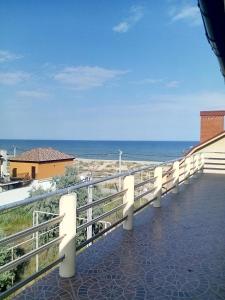 een balkon met uitzicht op het strand bij Дом на берегу Черного Моря in Zatoka