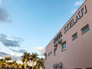 a hotel sign on the side of a building at Hotel Stelati in Jaguariúna