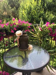 um vaso sentado numa mesa com flores em Bed & Breakfast Canova em Treviso