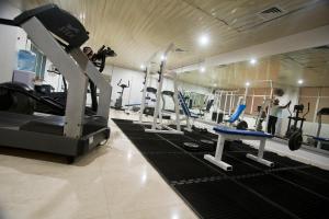 Spordikeskus ja/või sportimisvõimalused majutusasutuses Global Towers Hotel & Apartments