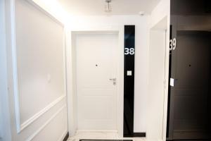 um corredor com uma porta branca com o número oito em Amelia Suite em Gdansk