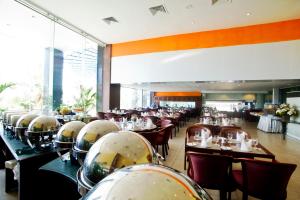 Restoran või mõni muu söögikoht majutusasutuses Global Towers Hotel & Apartments