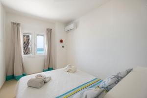 a bedroom with a bed with towels on it at Villa Acquamarina sul mare in San Vito lo Capo