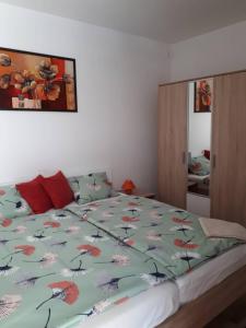 sypialnia z łóżkiem z kolorową kołdrą w obiekcie Balaton Exclusive Apartman w mieście Csopak