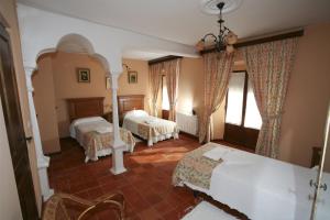 Tempat tidur dalam kamar di Casa Rural Calderón de Medina l, ll y lll