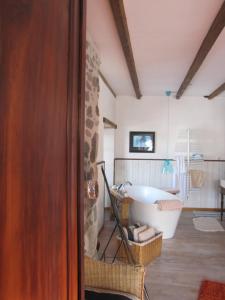 uma casa de banho com uma banheira e um lavatório em chambre d'hôtes Paulette et Pépin em Graissac