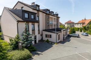 een luchtzicht op een huis met een parkeerplaats bij Hotel Kanarek in Praag