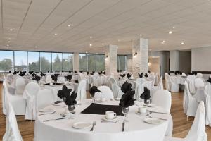 Restaurant o un lloc per menjar a Ramada by Wyndham Belleville Harbourview Conference Center