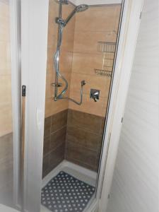 y baño con ducha y puerta de cristal. en Giulia, en Gaeta