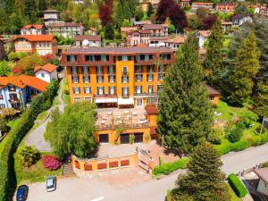 une vue aérienne sur un bâtiment d'une ville dans l'établissement Hotel Moderno, à Premeno