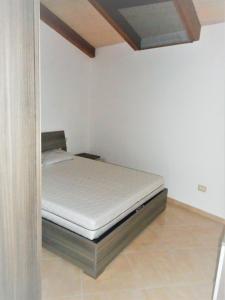 1 dormitorio con 1 cama en una habitación en Giulia, en Gaeta