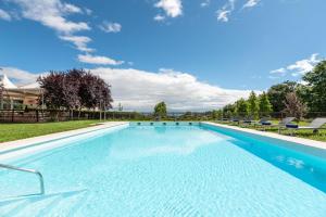 uma grande piscina com água azul em Áurea Palacio de Sober by Eurostars Hotel Company em Sober