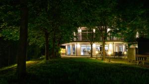 una casa por la noche con luces encendidas en el patio en Houston Resort, en Radovljica