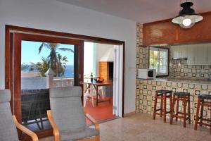 a kitchen and dining room with a view of the ocean at Villa Playa La Salemera - La Palma in Malpaíses